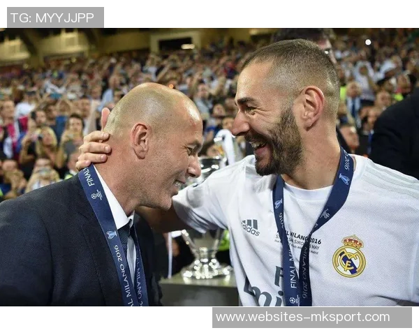 本泽马：从足球天才到传奇射手的辉煌旅程与荣耀时刻